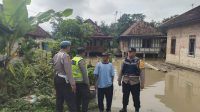 Kapolsek Tanah Abang AKP Darmawansyah S.H M.H Bersama Personil Melakukan Monitoring dan Pengecekan Debit Ketinggian Air di Sungai Lematang