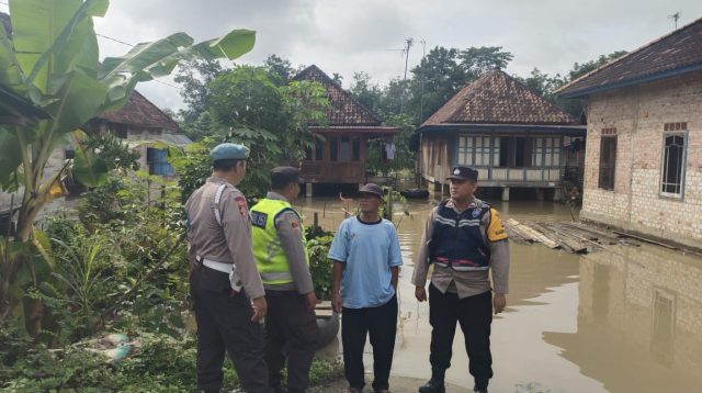 Kapolsek Tanah Abang AKP Darmawansyah S.H M.H Bersama Personil Melakukan Monitoring dan Pengecekan Debit Ketinggian Air di Sungai Lematang