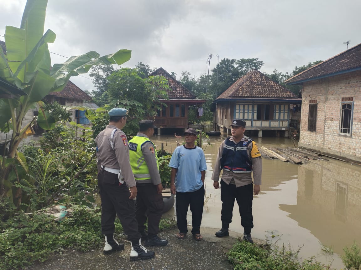 Kapolsek Tanah Abang AKP Darmawansyah S.H M.H Bersama Personil Melakukan Monitoring dan Pengecekan Debit Ketinggian Air di Sungai Lematang