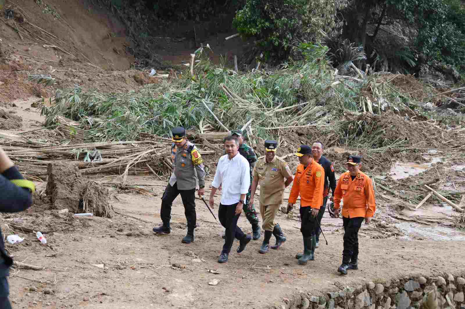 Datangi Lokasi Longsor Kampung Cipondok, Bey Machmudin Sampaikan Duka Cita kepada Keluarga Korban yang Meninggal