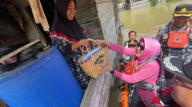 Kunjungan Kapolres PALI, AKBP Khairu Nasrudin S.I.K, M.H dan Ketua Bhayangkari Cabang PALI, Ny. Hj. Ratna Khairu Nasrudin ke Desa Curup