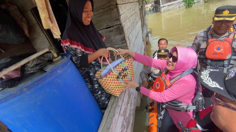 Kunjungan Kapolres PALI, AKBP Khairu Nasrudin S.I.K, M.H dan Ketua Bhayangkari Cabang PALI, Ny. Hj. Ratna Khairu Nasrudin ke Desa Curup