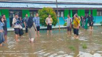 Kapolsek Penukal Utara IPTU Fredy Franse Triwahyudi, SH, bersama Camat Penukal Utara Melakukan Pengecekan Banjir Diwilayahnya