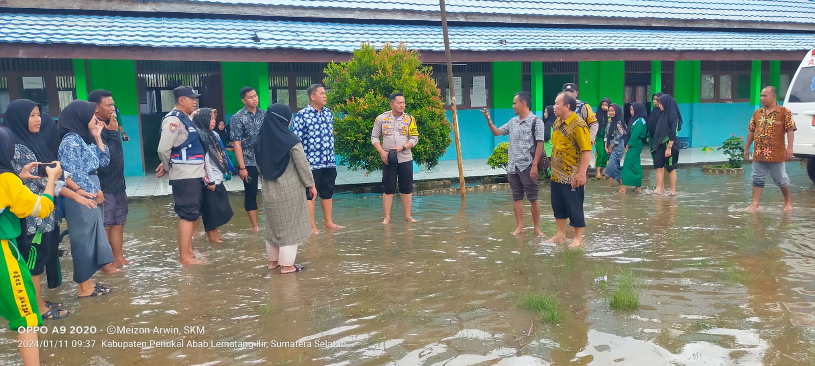 Kapolsek Penukal Utara IPTU Fredy Franse Triwahyudi, SH, bersama Camat Penukal Utara Melakukan Pengecekan Banjir Diwilayahnya