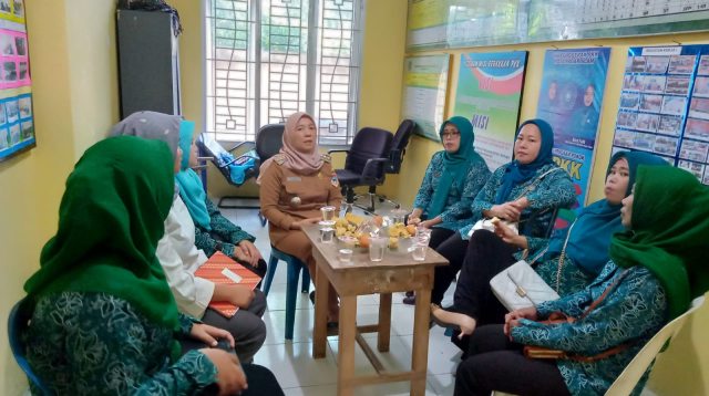 Ketua TP PKK Kecamatan Dempo Selatan Menyerahkan Bibit Sayur- mayur Kepada Masyarakat