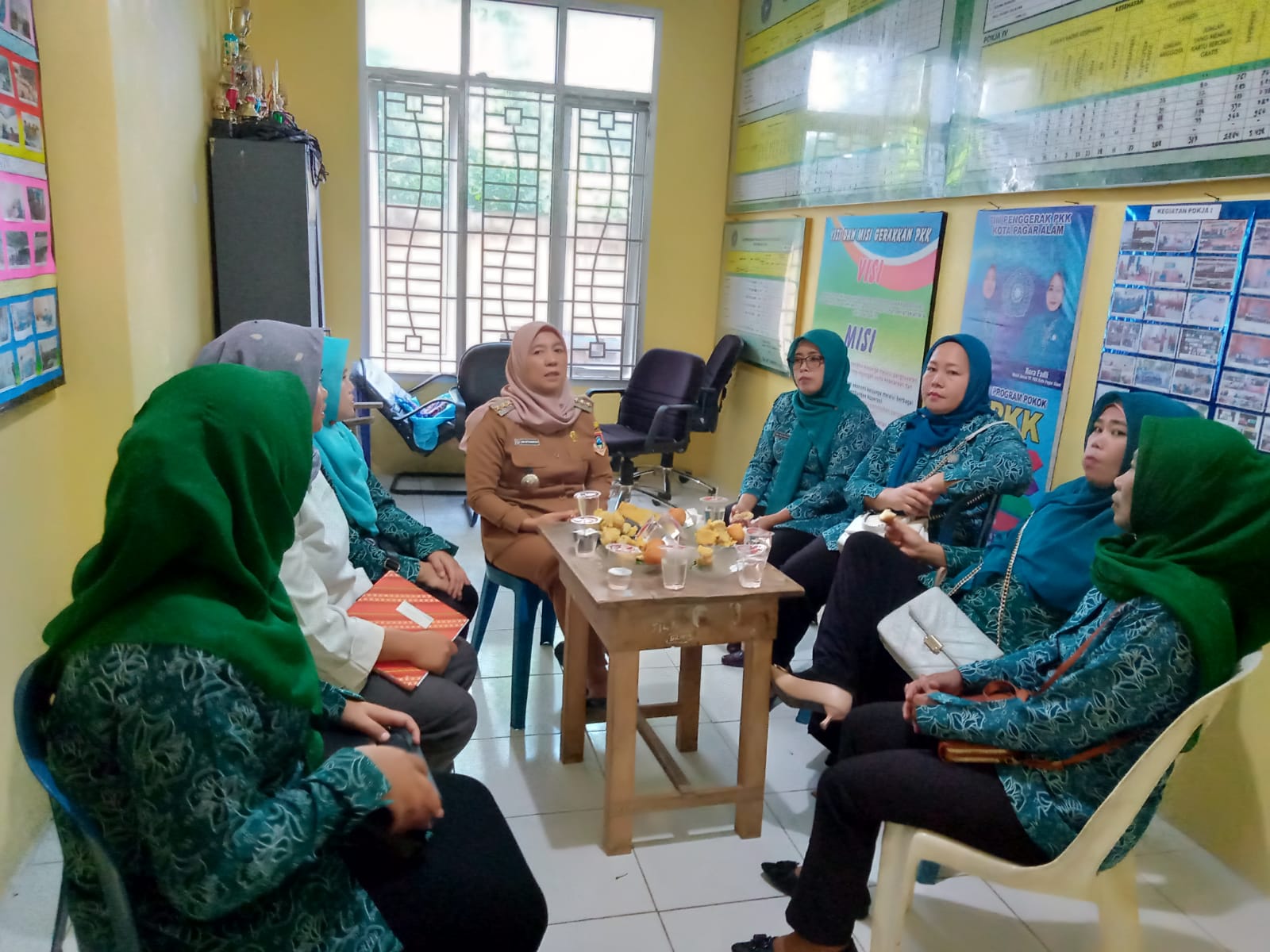 Ketua TP PKK Kecamatan Dempo Selatan Menyerahkan Bibit Sayur- mayur Kepada Masyarakat