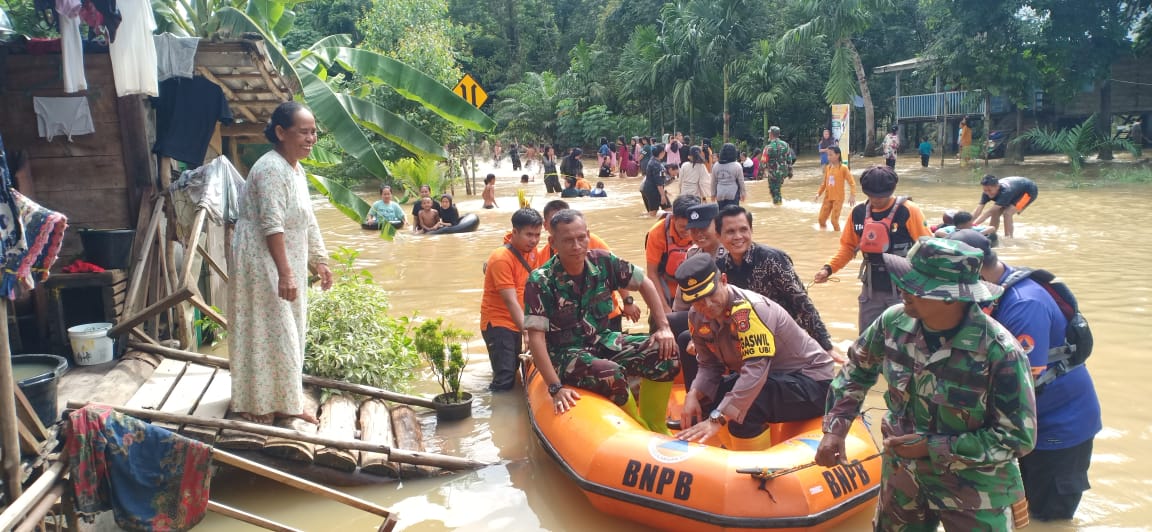 Kapolsek Talang Ubi Libatkan Diri Mengecek Banjir Didesa Sungai Baung dan Desa Semangus