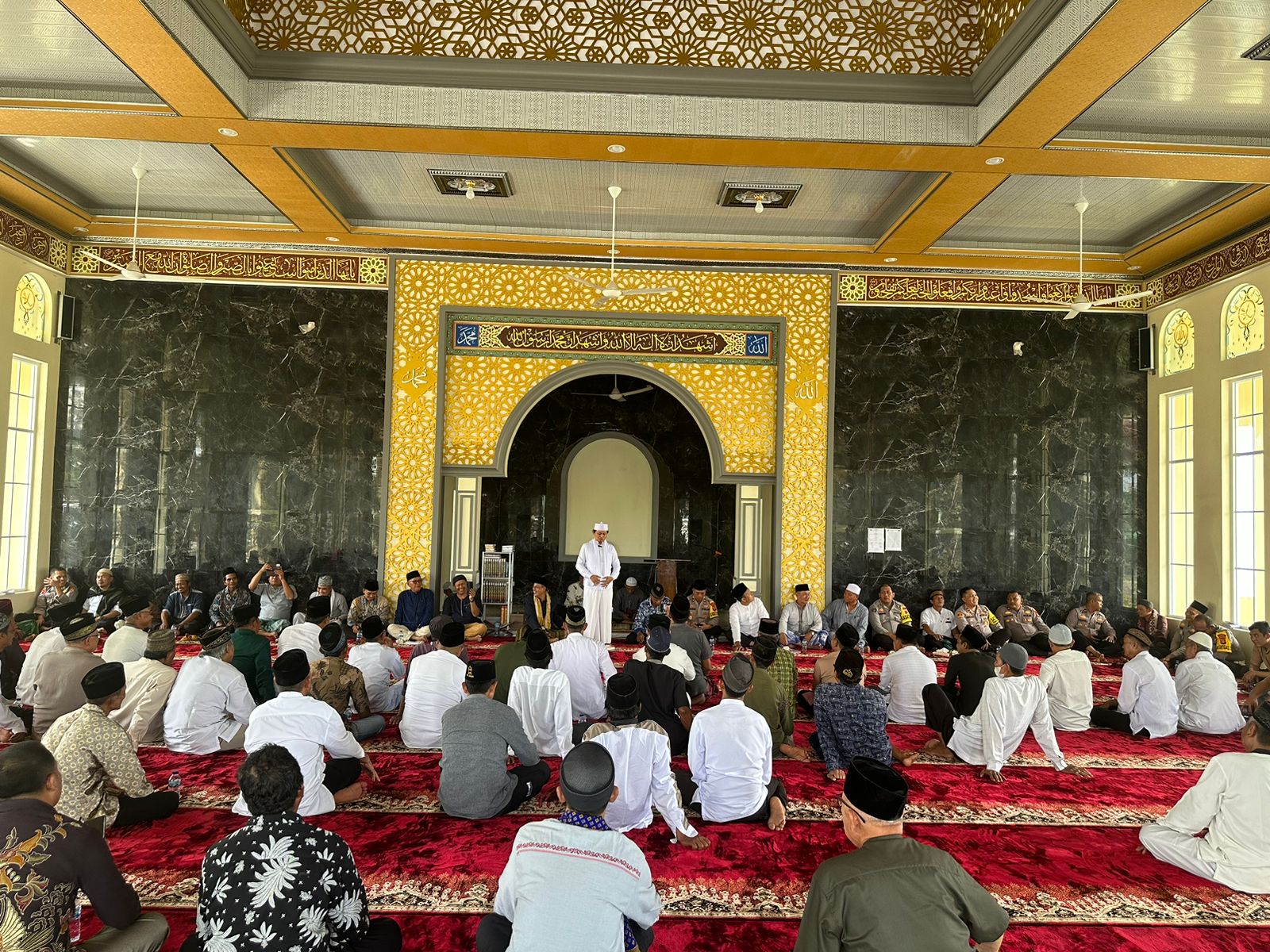 Kapolres PALI AKBP Khairu Nasrudin, S.I.K, M.H, Melaksanakan Sholat Berjamaah dan Menghadiri Acara Syukuran Masjid AS”Saidiyah Polres PALI