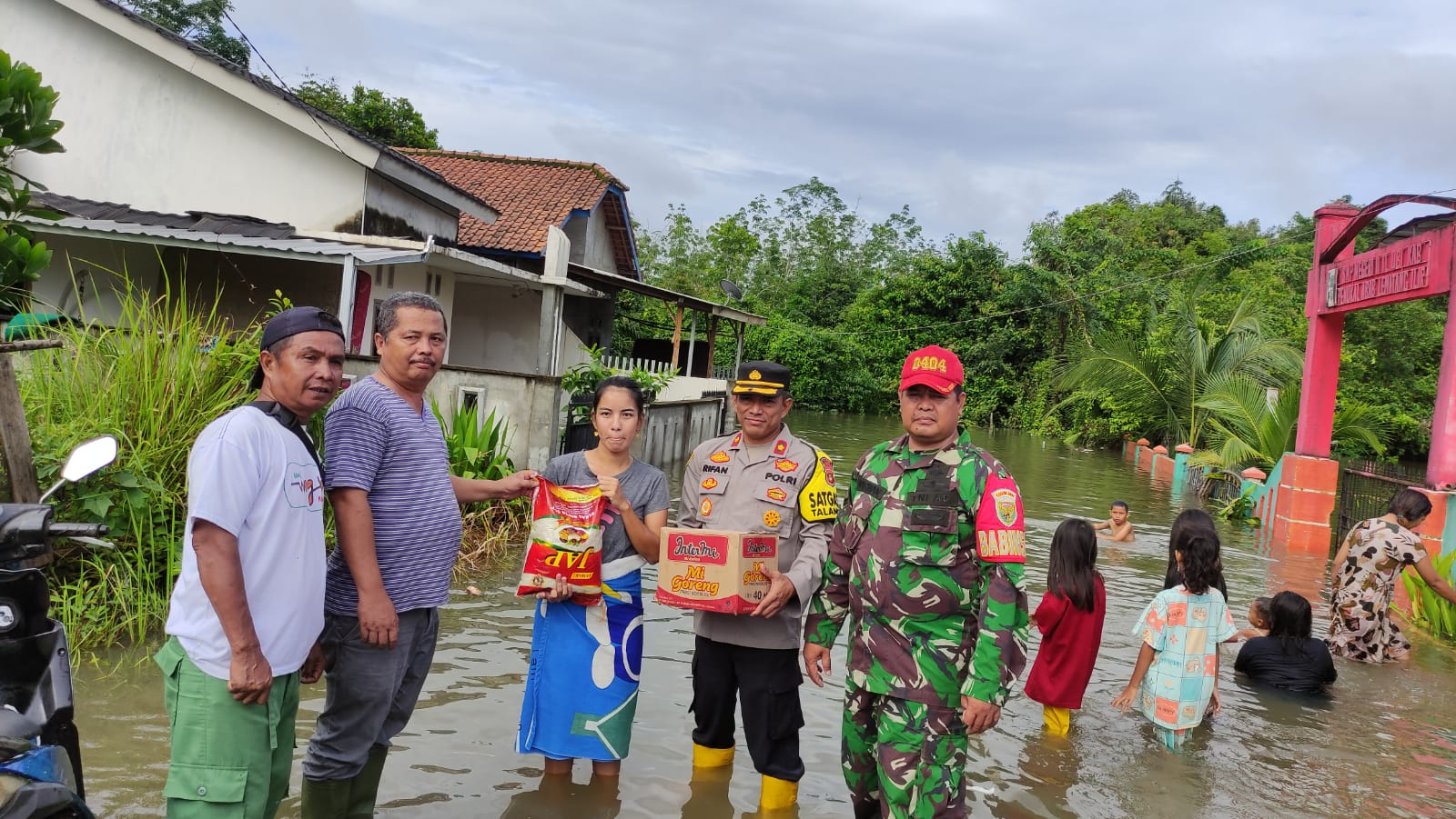 Polsek Talang Ubi Monitoring Terdampak Banjir Sekaligus Berikan Tali Asih Bagi Yang Terdampak