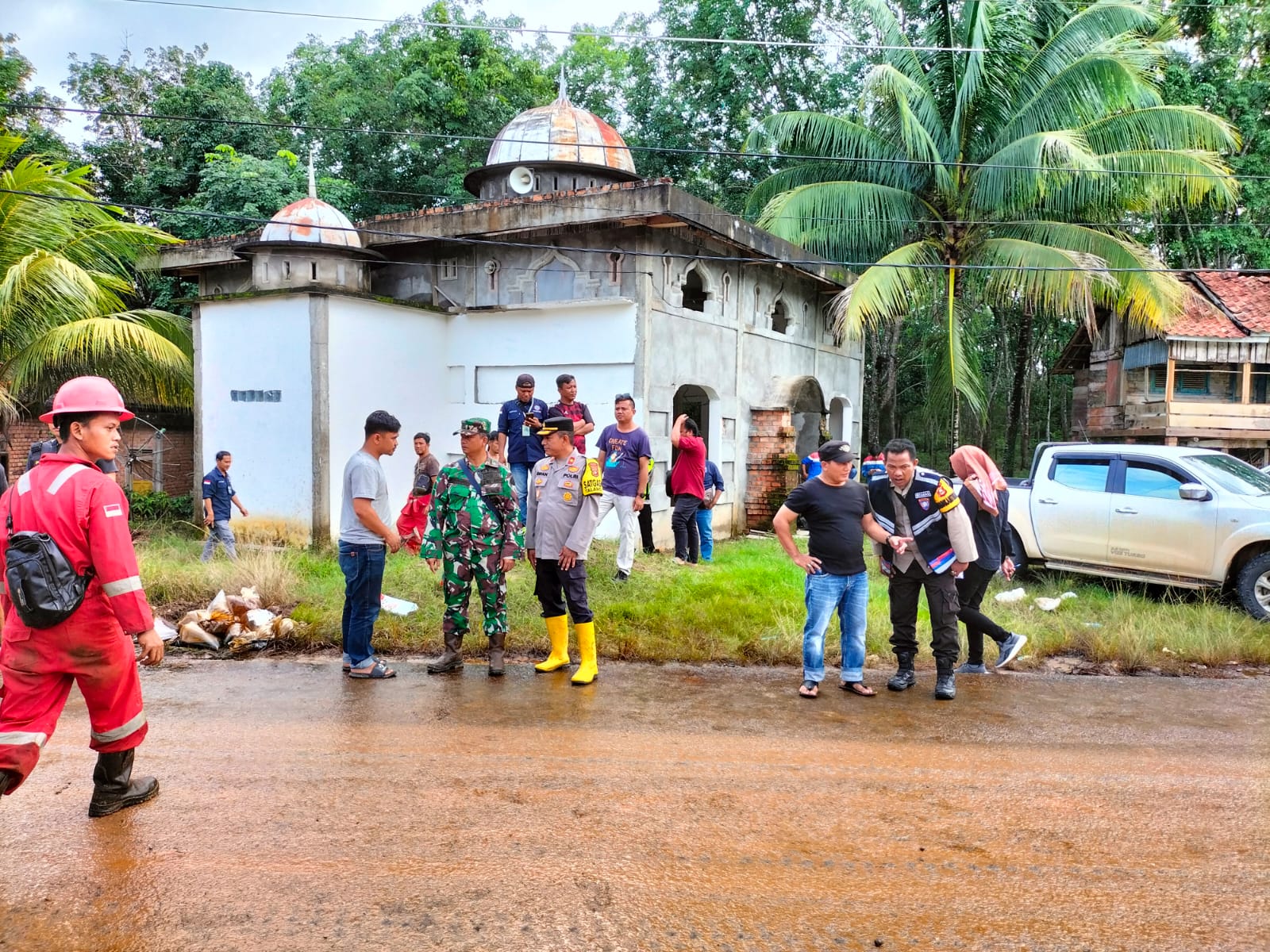 Kapolsek Talang Ubi, KOMPOL Rifan Wijaya, ST, Bersama Anggotanya Meninjau Kebocoran Pipa Minyak Didesa Benuang