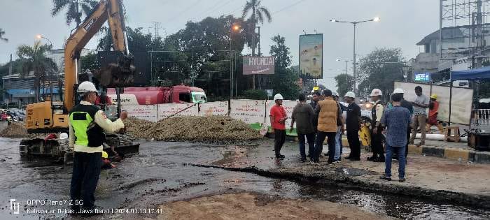 Kebocoran Pipa PDAM Tirta Bhagasasi Terjadi di Perempatan Lippo, Jalan Cikarang Cibarusah 1 Dokumentasi Temporatur.com