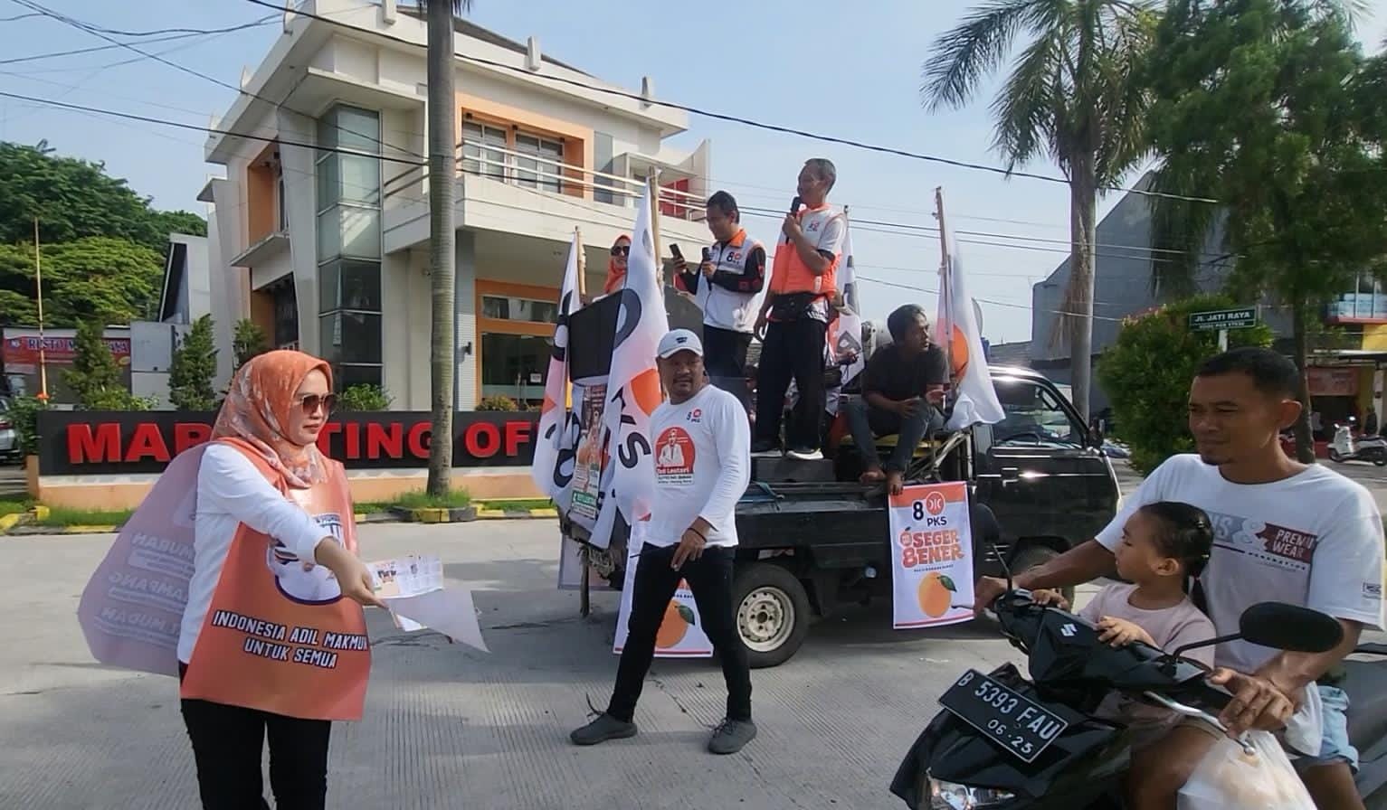 Seger Bener! Flashmob Kampanye Caleg PKS Teti Lestari di Cikarang Barat Bagikan Jeruk 