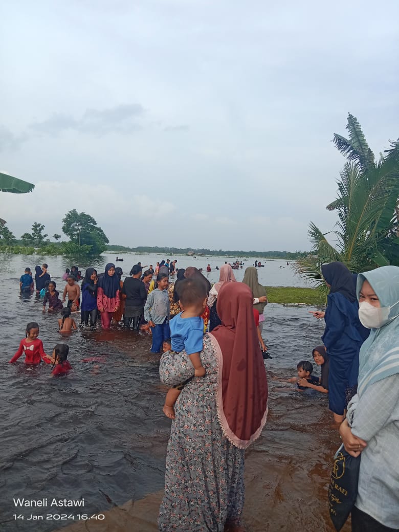 Ratusan Masyarakat Pengabuan Antusias Mandi Dan Berenang di Ceruk Satu Desa Pengabuan