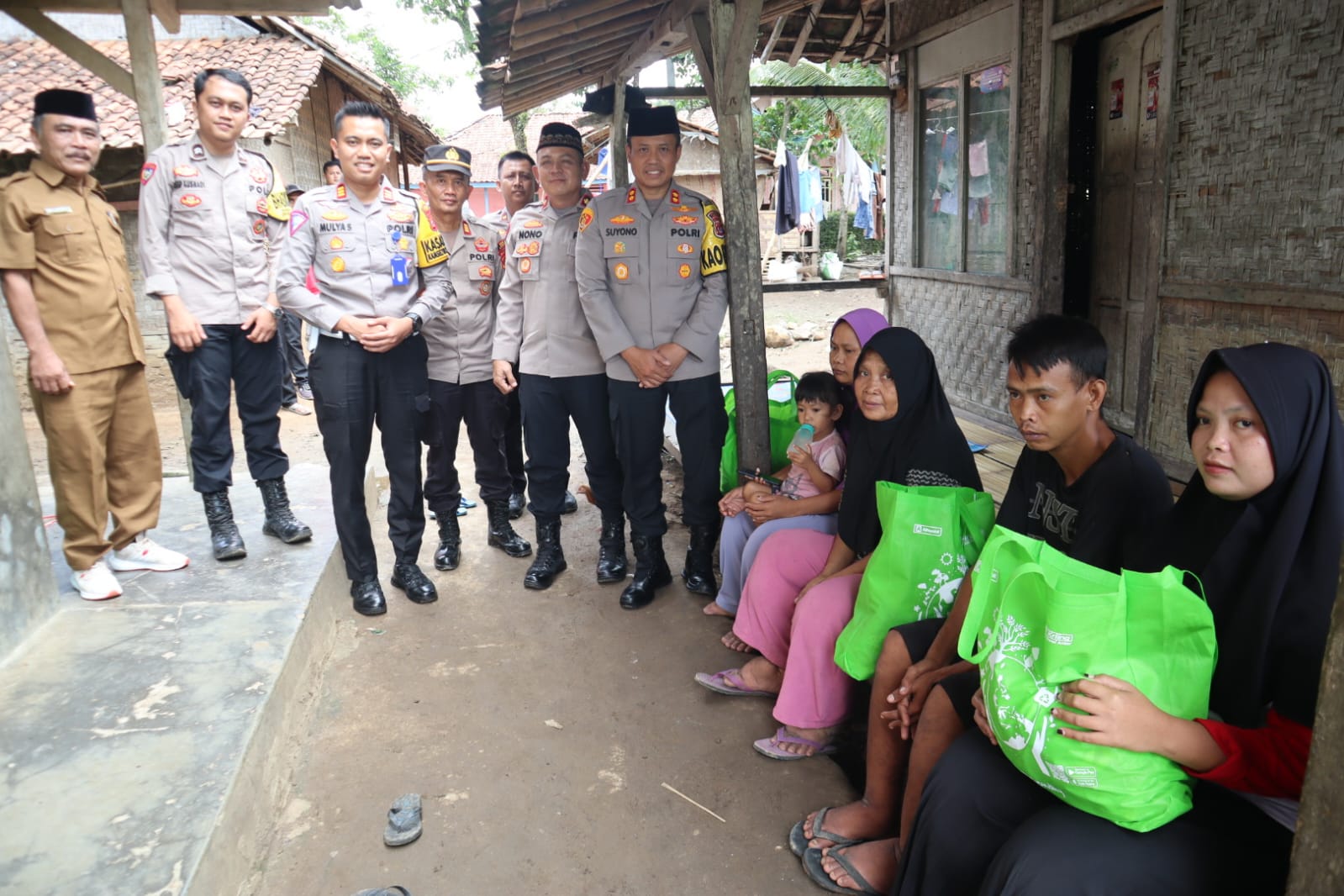 Wujud Kepedulian, Kapolres Lebak berikan Bantuan ke Keluarga Penderita Kaki Gajah di Desa Jagabaya