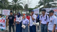 Puluhan Orang Tua Korban Penahanan Ijazah, Aksi Demonstrasi di Gedung Sate