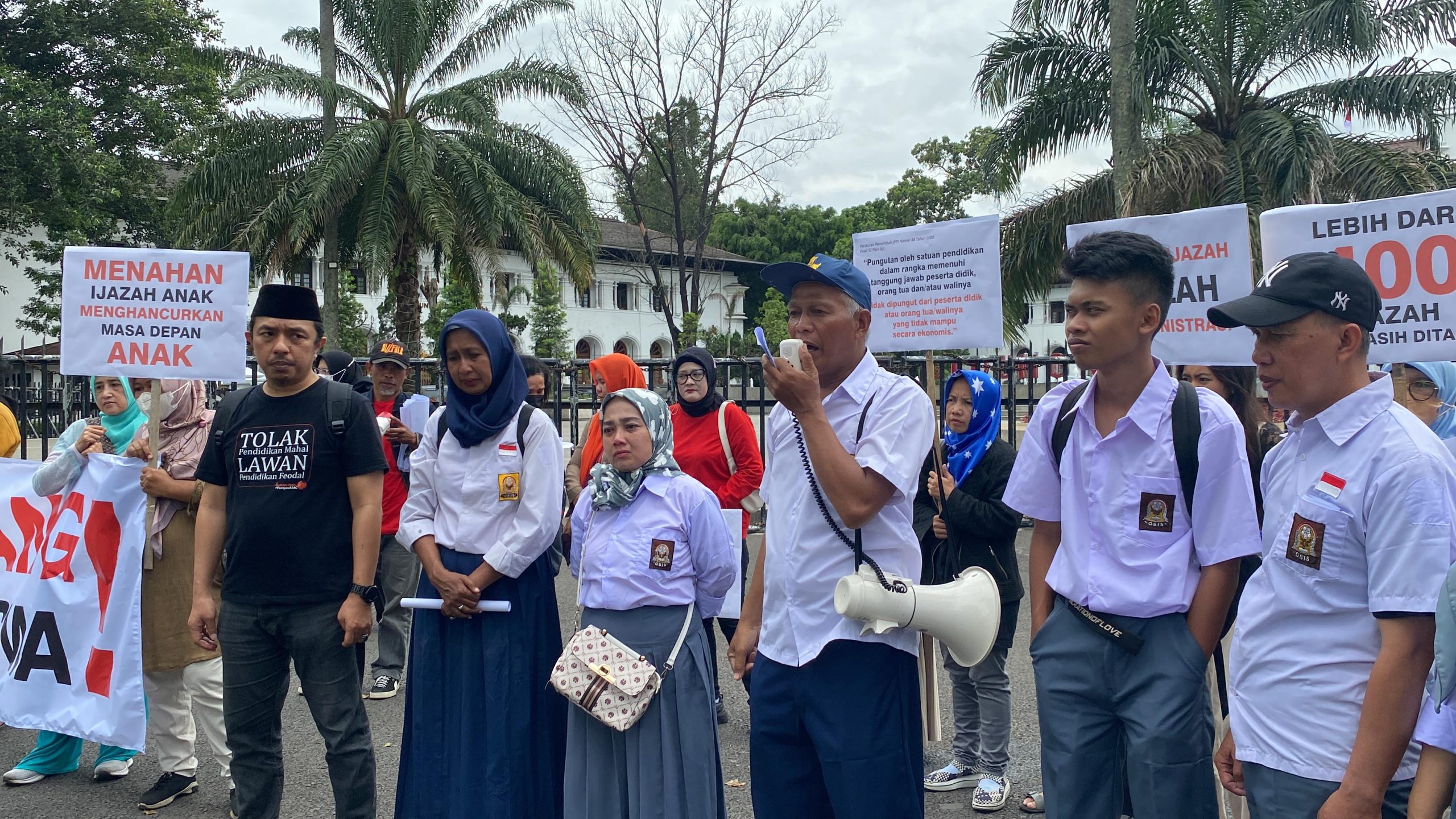 Puluhan Orang Tua Korban Penahanan Ijazah, Aksi Demonstrasi di Gedung Sate