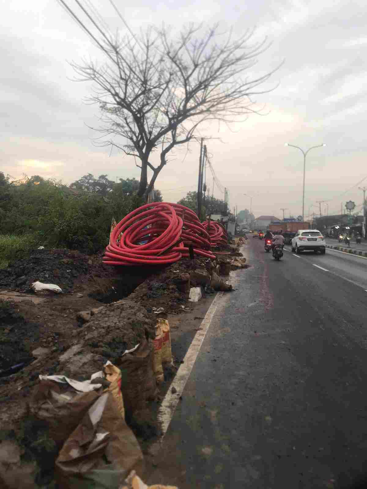 Banyak Tanah Galian Hingga Badan Jalan, Proyek Galian Kabel di Jalan Pantura Cikarang, dikritisi Ketua LSM GBR