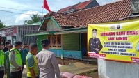 Kapolsek Tanah Abang AKP Darmawansyah, S.H.M.H, Bersama Personil Memberikan Sentuhan Kemanusiaan dan Kepedulian Melalui Kegiatan pemasangan Banner Kamtibmas