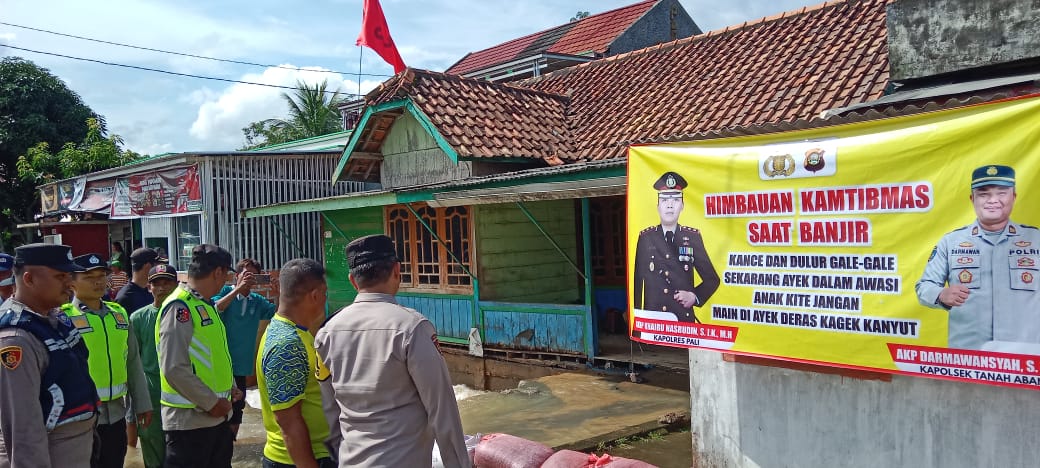 Kapolsek Tanah Abang AKP Darmawansyah, S.H.M.H, Bersama Personil Memberikan Sentuhan Kemanusiaan dan Kepedulian Melalui Kegiatan pemasangan Banner Kamtibmas