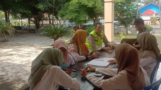 Kapolsek Penukal Abab, IPTU Arzuan, S.H., Bersama Personil Polsek Penukal Abab Menggelar Kegiatan Jumat Curhat