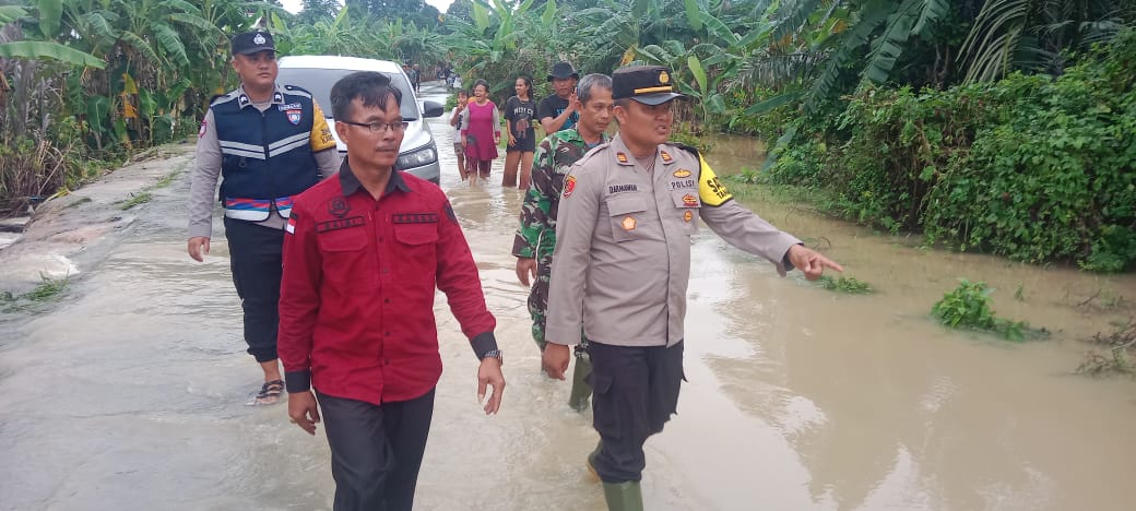 Kapolsek Tanah Abang, AKP. Darmawansyah, S.H.M.H, Memimpin Kegiatan Monitoring dan Patroli Banjir di Desa Tanjung Dalam
