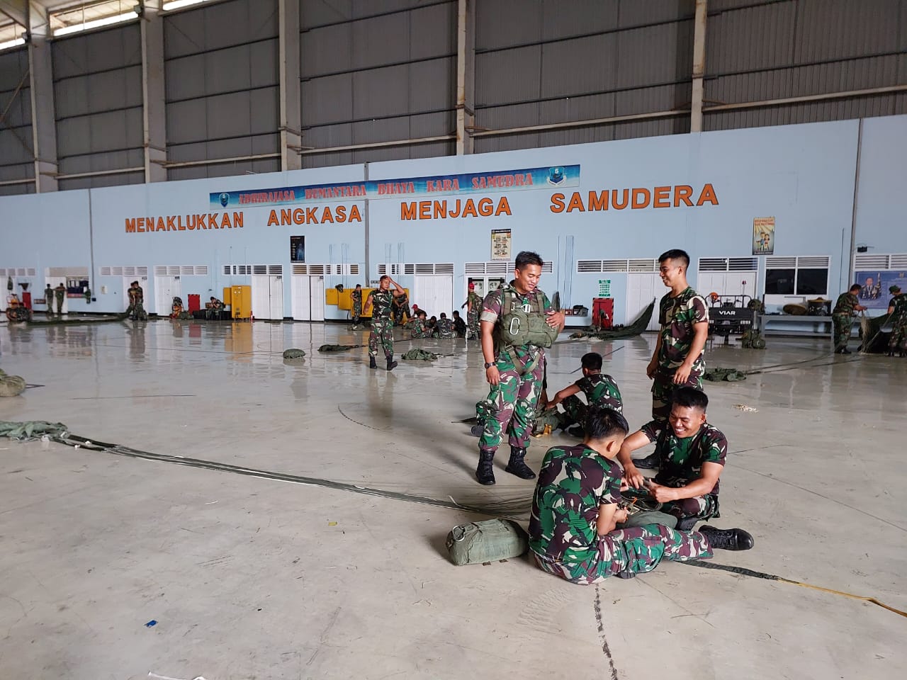 Personel Sathar 72 Depohar 70 Mengawasi Lipat Parasut Prajurit Wingko ll Kopasgat