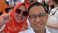 Anies Baswedan Ajak Berfoto Selfie Caleg Milenial Teti Lestari di Kampanye Tebuka Kabupaten Bekasi