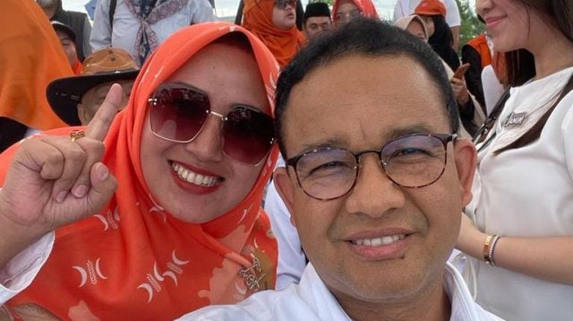 Anies Baswedan Ajak Berfoto Selfie Caleg Milenial Teti Lestari di Kampanye Tebuka Kabupaten Bekasi