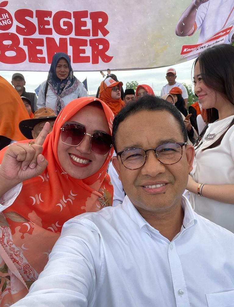 Anies Baswedan Ajak Berfoto Selfie Caleg Milenial Teti Lestari di Kampanye Tebuka Kabupaten Bekasi