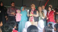 Layanan Trauma Healing, Bunda Literasi dan Pendongeng Ajak Anak-anak Korban Banjir Bermain Games dan Bernyanyi
