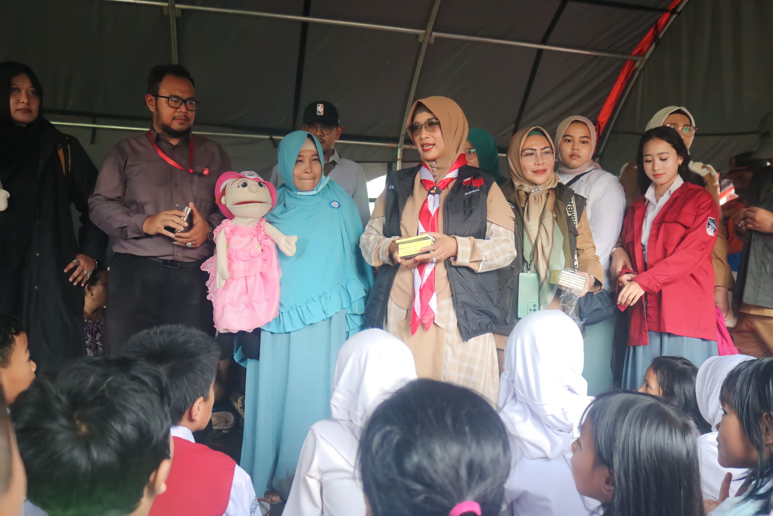 Layanan Trauma Healing, Bunda Literasi dan Pendongeng Ajak Anak-anak Korban Banjir Bermain Games dan Bernyanyi