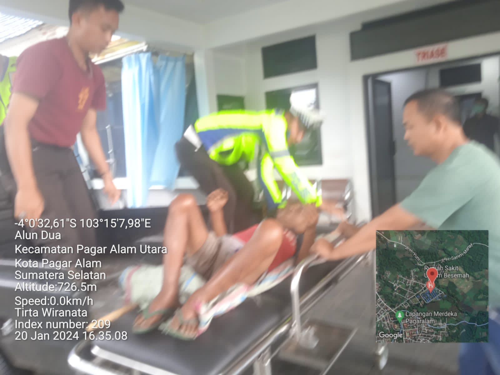 Respon Cepat Kapolres Pagaralam Bantu Warga yang Terlantar Di Pinggir Jalan Simpang Manna