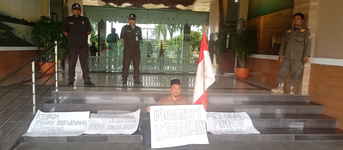 Dayat Sudrajat Guru SDN 06 Telaga Asih lakukan demonstrasi tunggal di depan kantor Bupati Bekasi