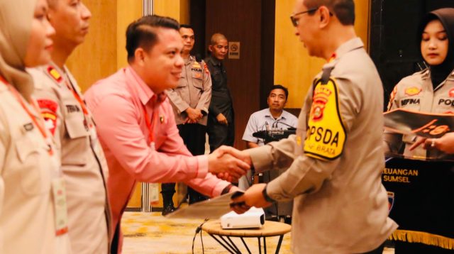 Kapolda Sumsel Irjen Rachmad Wibowo Berikan Penghargaan Satker Berprestasi