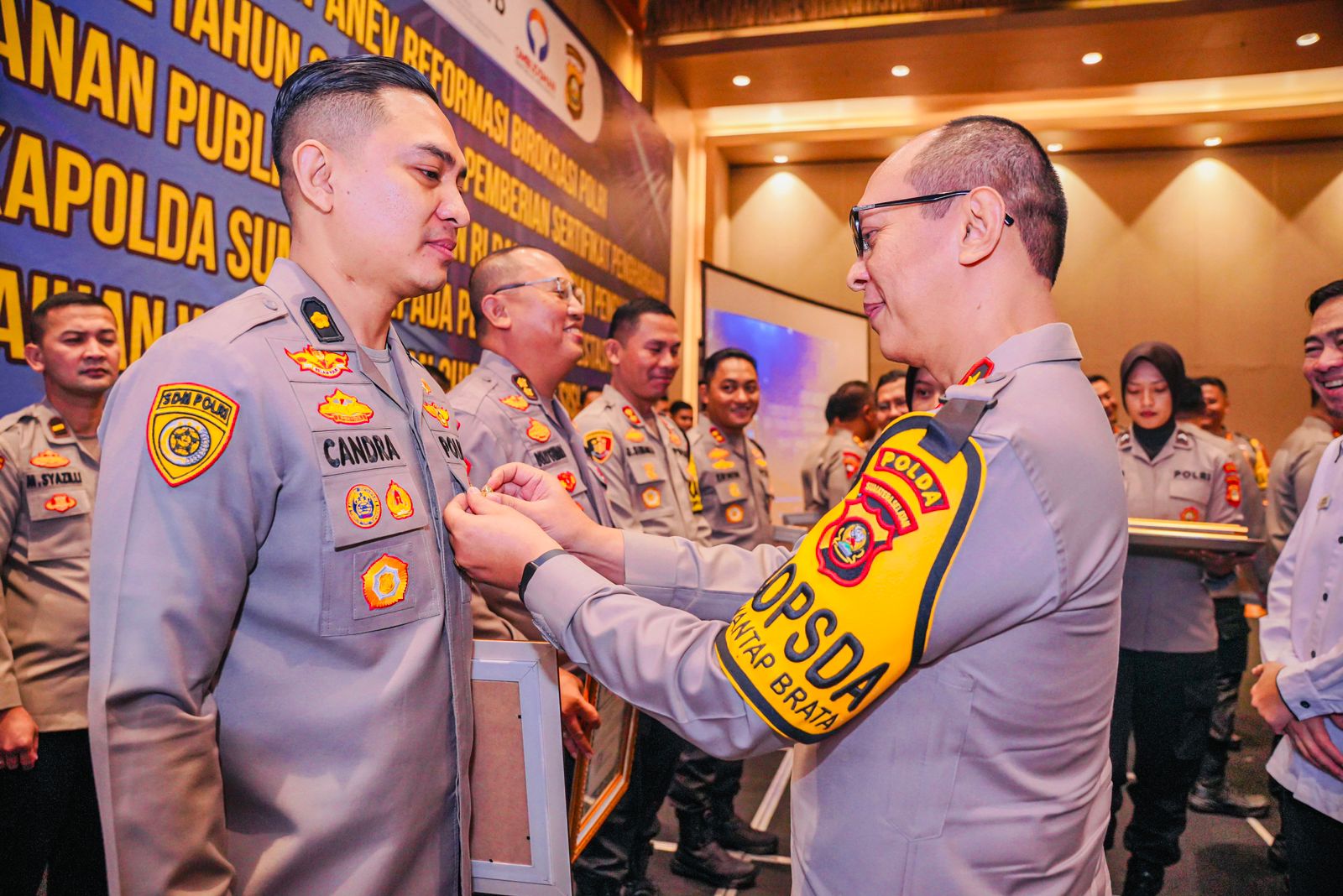 Kapolda Sumatera Selatan Berikan PIN Emas Personel Berprestasi