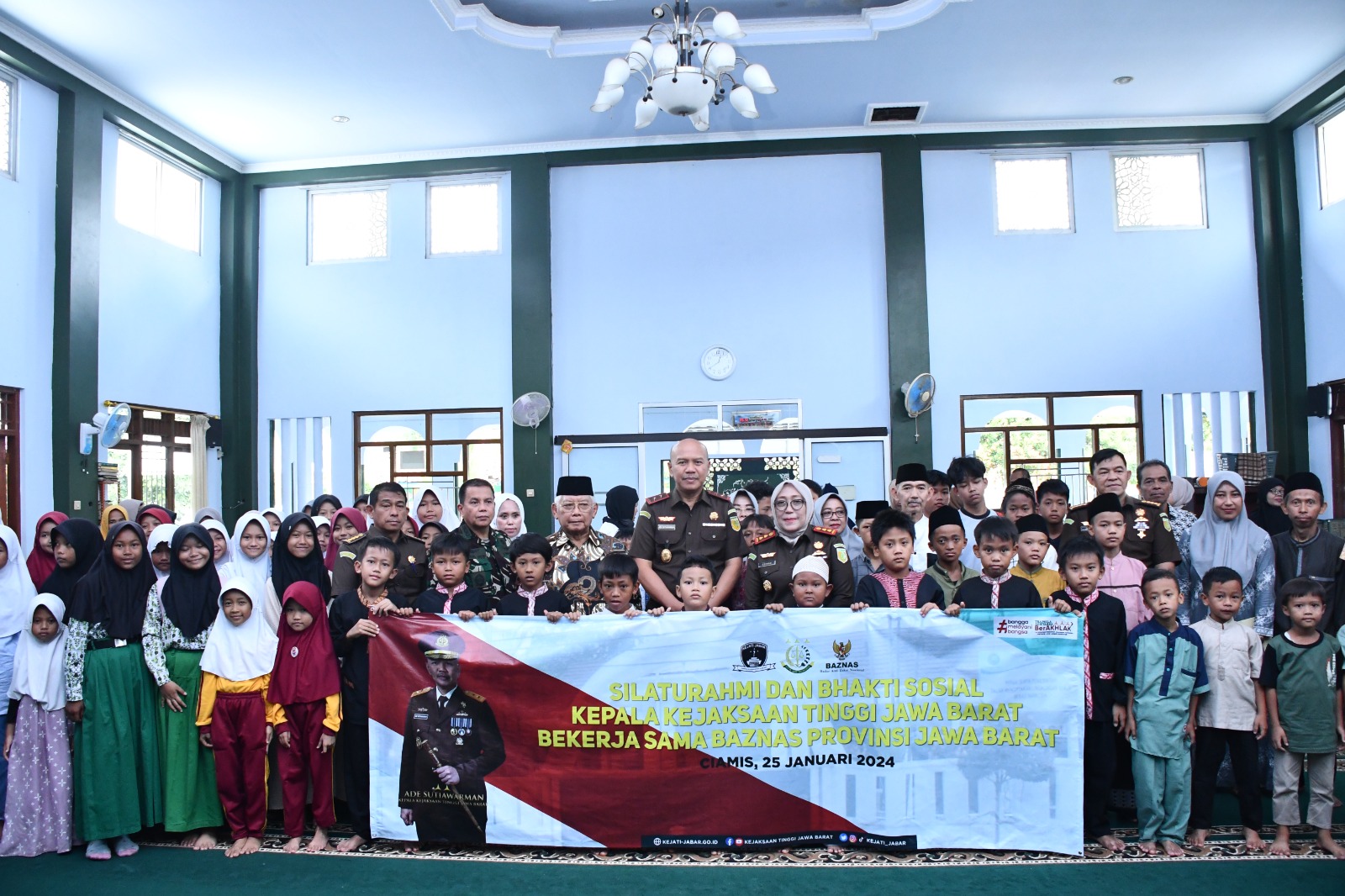 KAJATI JABAR SERAHKAN BANTUAN KEPADA 4 PANTI ASUHAN DI KABUPATEN CIAMIS DAN KOTA BANJAR