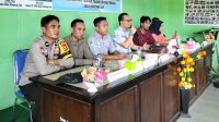 Suasana Kantor Desa Simpang Tais Kecamatan Talang Ubi Kabupaten PALI Menjadi Hangat Dengan Kehadiran Bhabinkamtibmas Polsek Talang Ubi