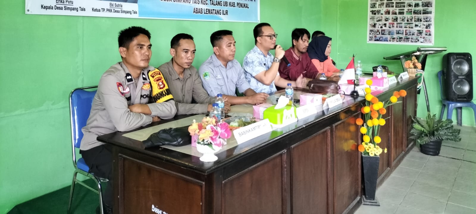 Suasana Kantor Desa Simpang Tais Kecamatan Talang Ubi Kabupaten PALI Menjadi Hangat Dengan Kehadiran Bhabinkamtibmas Polsek Talang Ubi