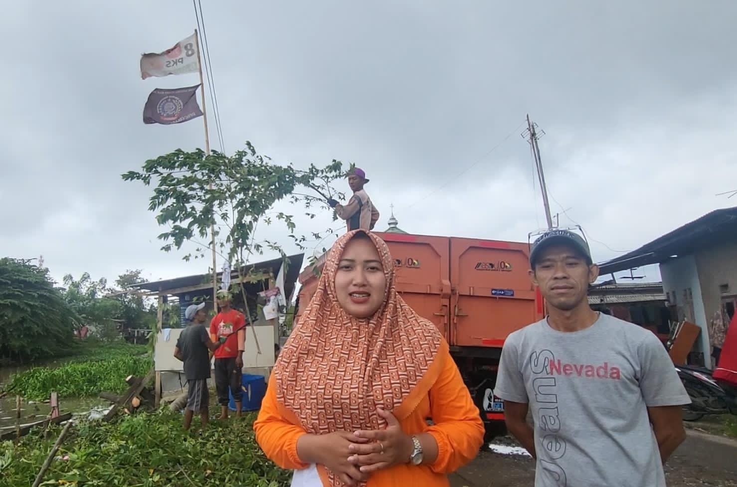 Caleg PKS Teti Lestari Kerja Bakti Bareng Warga Bersihkan Sungai dan Keruk Lumpur