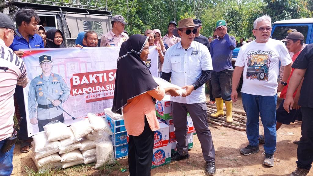 Kapolda Sumsel Irjen A. Rachmad Wibowo Sambangi Masyarakat Korban Banjir dan Berikan Bantuan