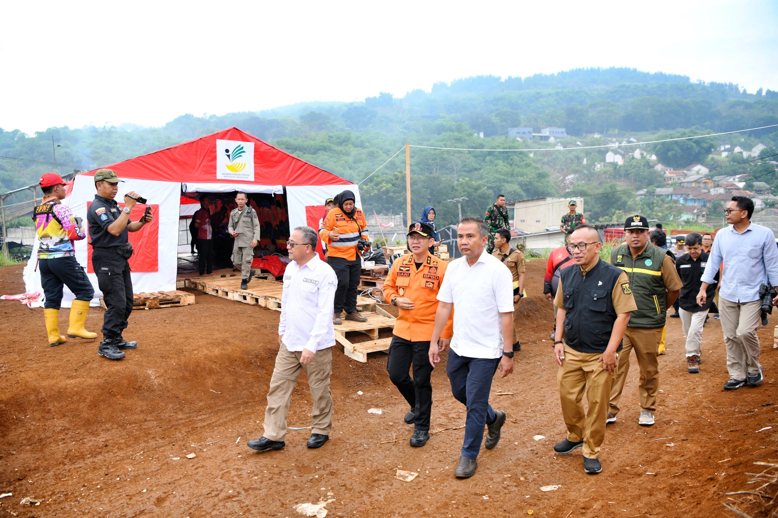 Tinjau Longsor Sukabumi, Bey Machmudin Nilai Penanganan Sudah Baik