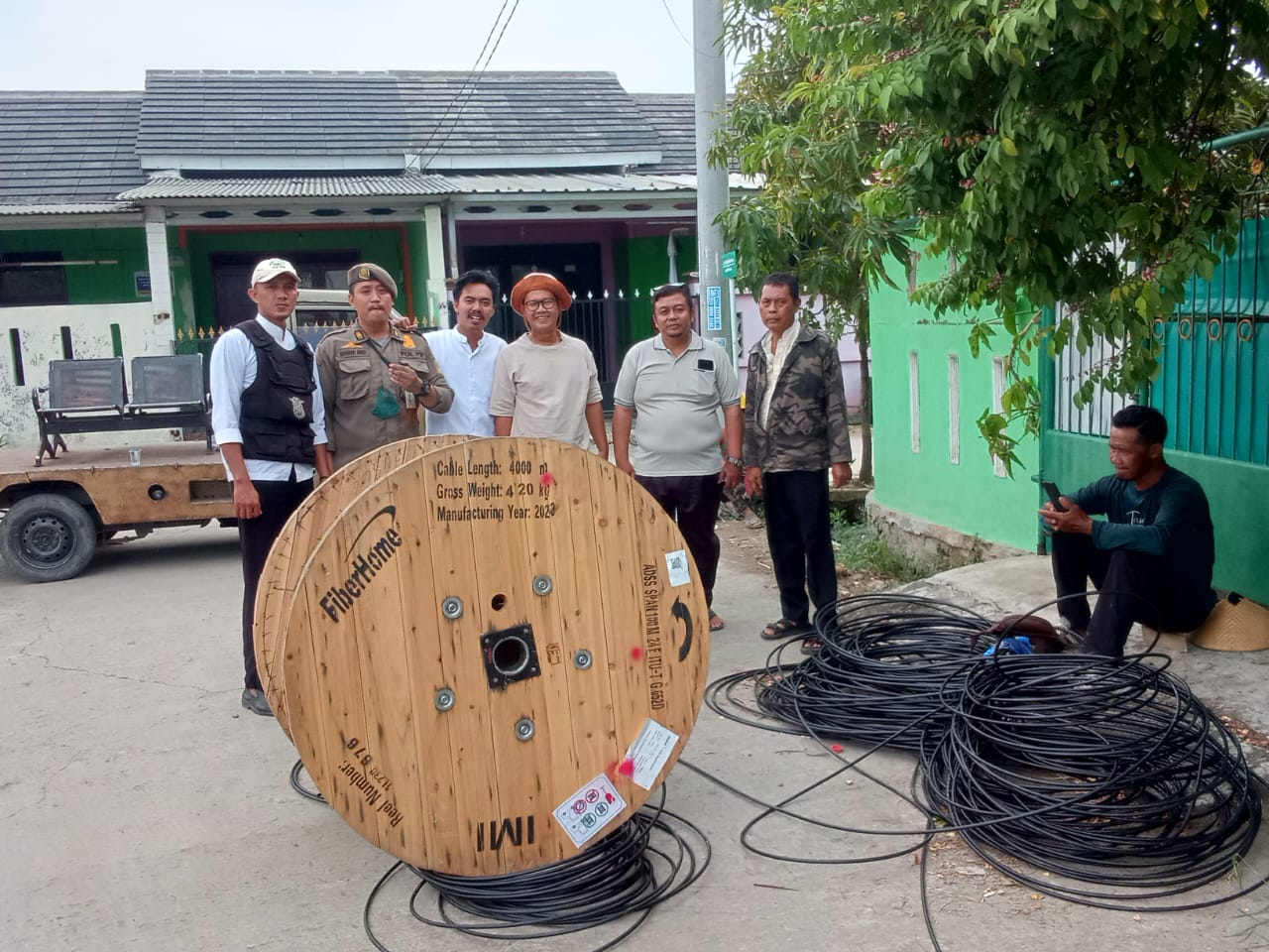 Trantib Sat Pol PP Kecamatan Karang Bahagia Sidak, Pemasangan Tiang dan Jaringan Wifi My REPUBLIC Diduga Tanpa izin