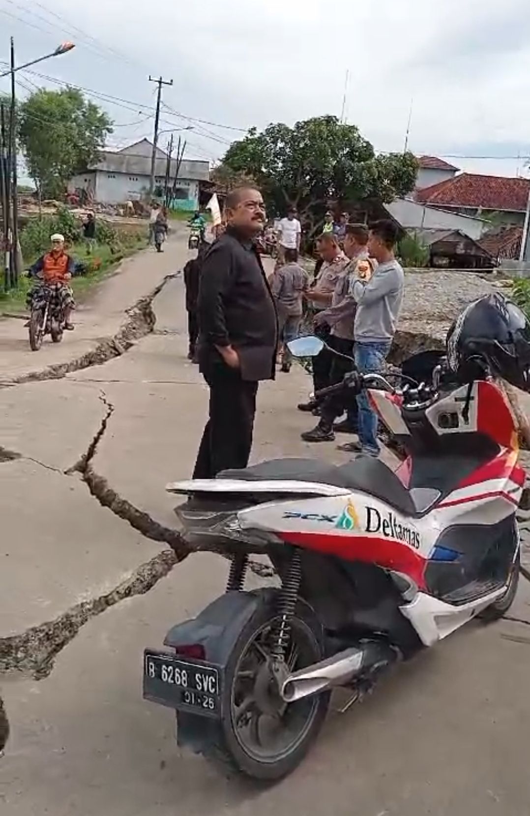 Ruas Jalan yang Amblas diperbatasan Sukamukti – Sukabungah Bojongmangu, Forkopimcam Kordinasi Dinas SDABMBK dan BPBD Kab.Bekasi