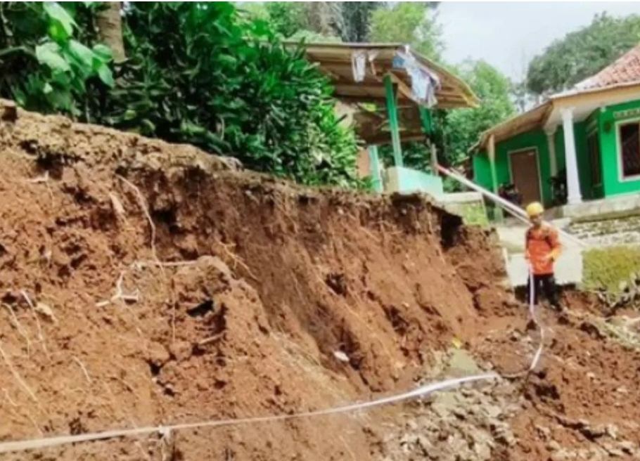 Foto Istimewa : Tanah longsor di Purwakarta