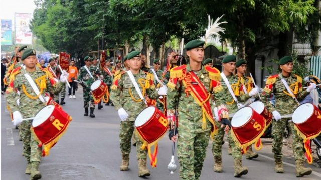 Aksi Raksaka Bahana Sabaddha Yudha Drumband Yonif 514/SY Pukau Masyarakat Bondowoso