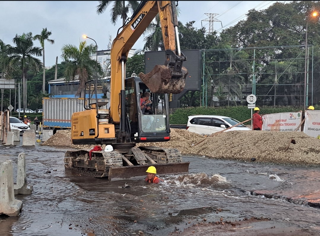 Kebocoran Pipa PDAM  Tirta Bhagasasi Terjadi di Perempatan Lippo, Jalan Cikarang Cibarusah