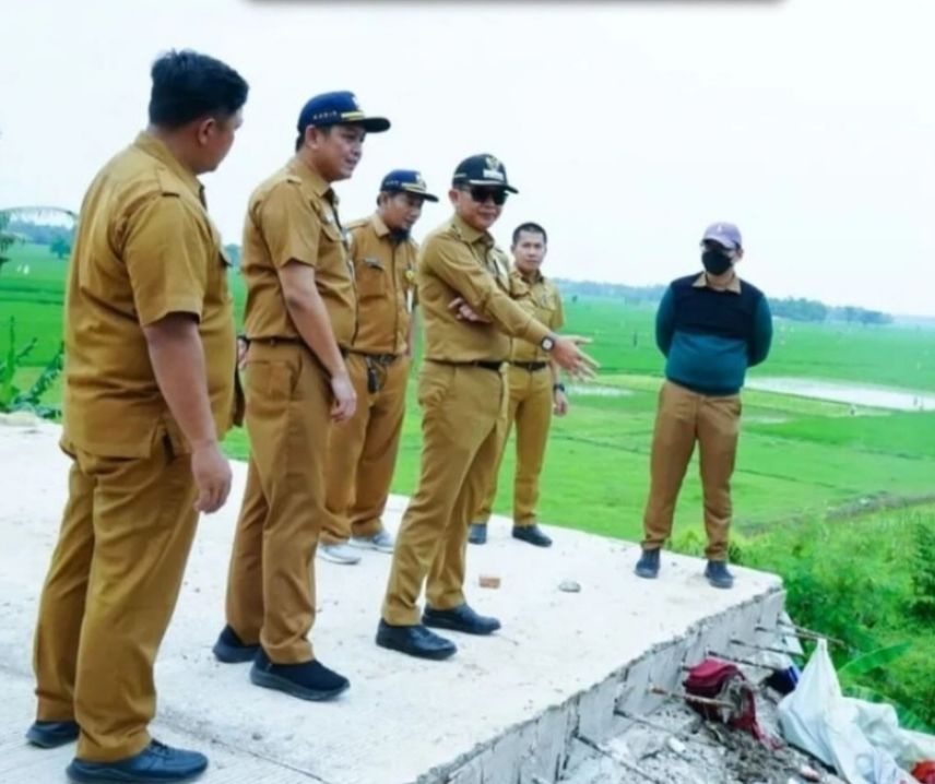 Pj.Bupati Bekasi Dani Ramdan didampingi Kepala Dinas SDABMBK, tinjau ruas jalan Kalimalang Perbatasan Karawang 