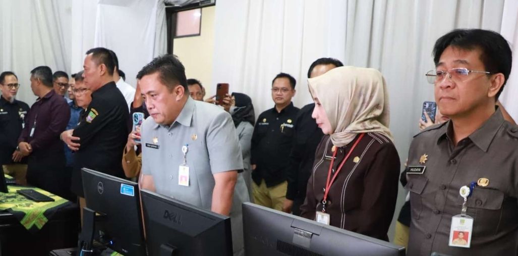 Sekda Kabupaten Bekasi Dedy Supriyadi hadiri pencetakan massal SPPT dan PBB di kantor Bapenda Kabupaten Bekasi ( Selasa, 26/01/2024)