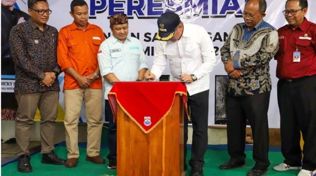 Pj Walikota Cimahi Dicky Saromi Resmikan Pemasangan Sambungan Rumah Air Minum