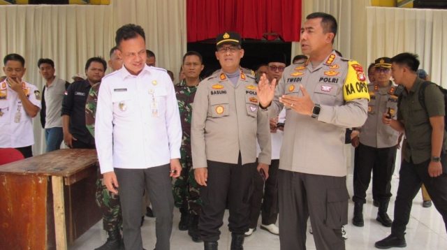 Kapolres Metro Bekasi didampingi Camat Cabangbungin Cek Keamanan Logistik Pemilu